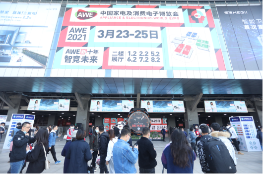 人們走過(guò)店鋪招牌描述已自動(dòng)生成