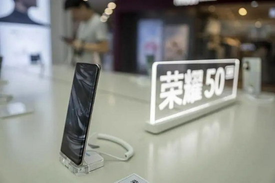 今年6月發布的榮耀50系列，在線下市場成為爆款。來源：視覺中國