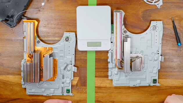 (左邊為初版索尼PS5,右邊為第一次更新后的PS5)