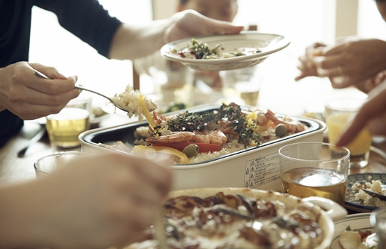 攝圖網_502019775_聚會聚餐美食特寫(企業商用)