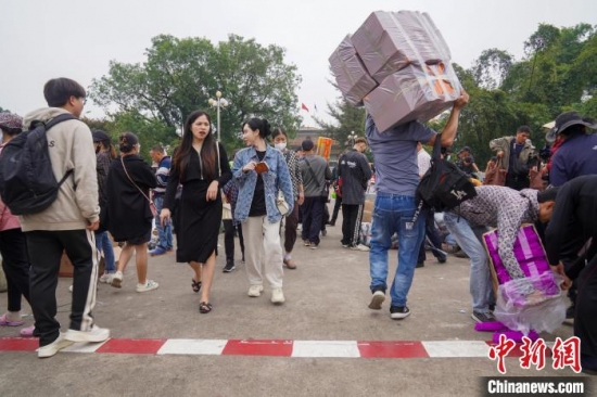 跨境旅游和互市貿(mào)易的人流不絕。王以照 攝