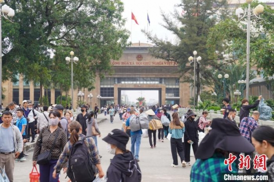 中越邊境越南一側(cè)熙熙攘攘。王以照 攝