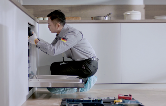 圖片包含 室內, 人, <a href=http://m.czrsq.cn/zixun/bingxiang/ target=_blank class=infotextkey>冰箱</a>, <a href=http://m.czrsq.cn/zixun/chuwei/ target=_blank class=infotextkey>廚房</a> AI 生成的內容可能不正確。